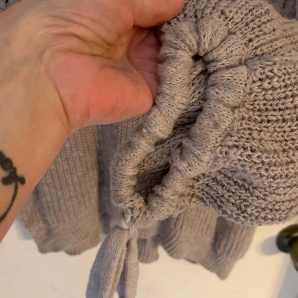 Express Sweater - Picture 5 of 6